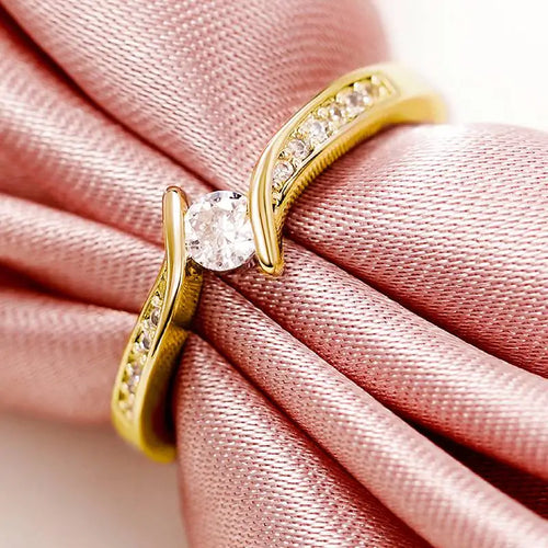 Elegant Minimalist Women's Ring with Shiny Round CZ Inlay - Perfect for Weddings and Engagements